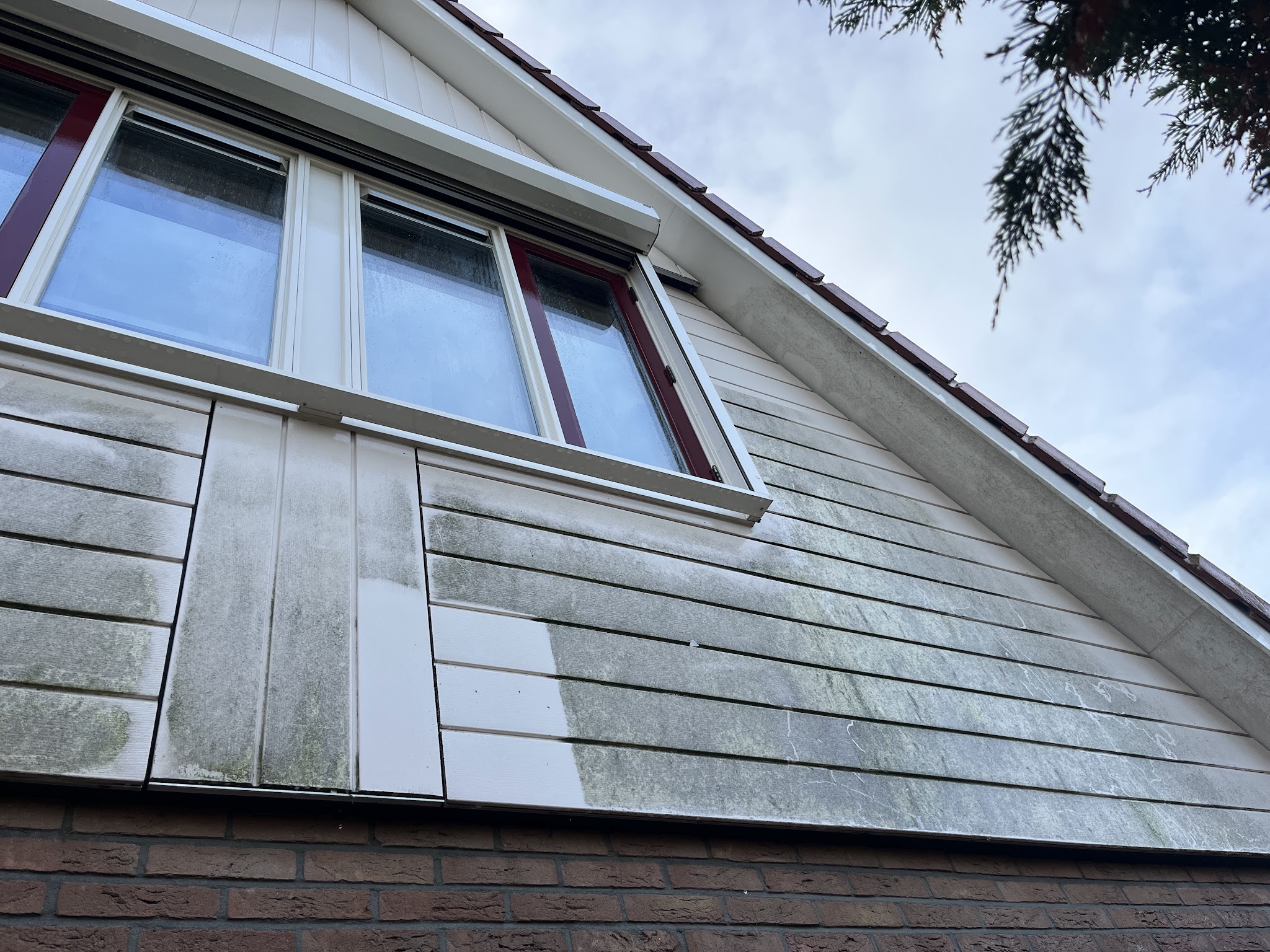 Gevelbekleding tijdens reinigingswerk